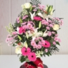 Ramo fúnebre con flores rosas y blancas